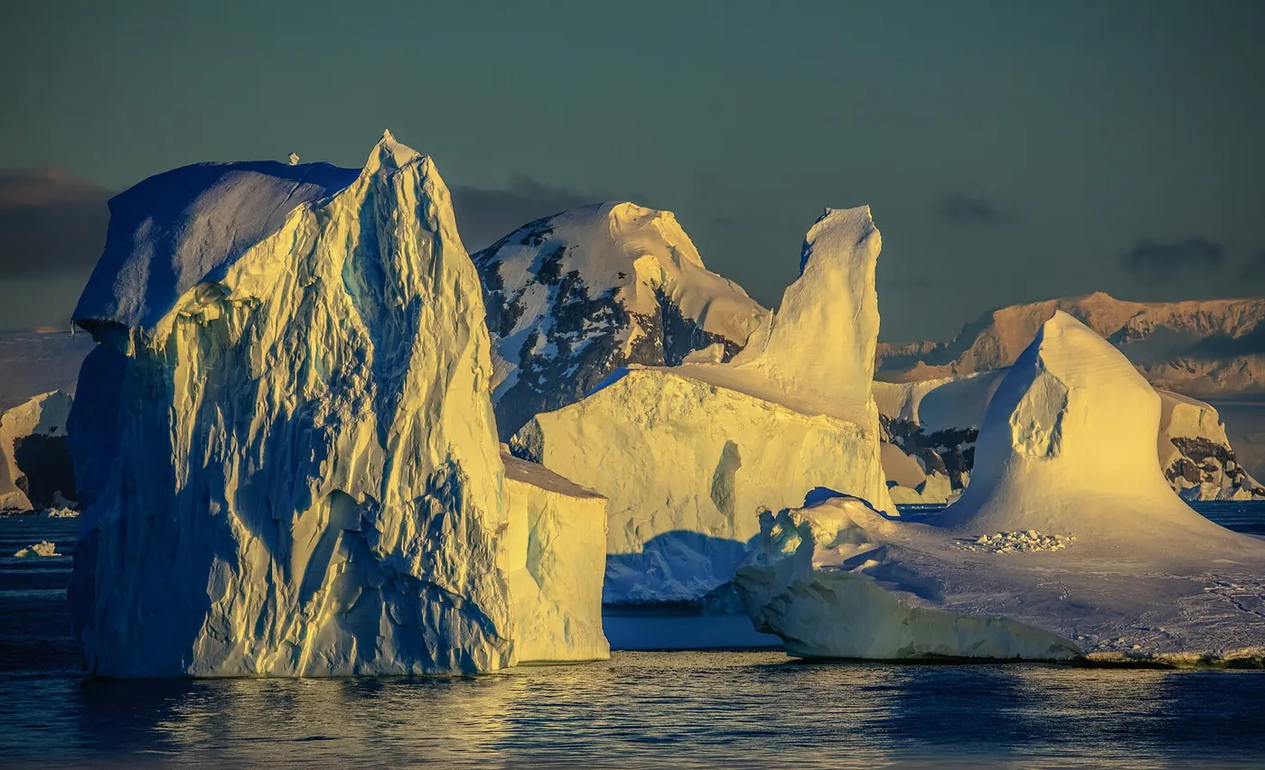 Photo: Murray Foubister (CC BY-SA 2.0) Icebergs in low evening sun off the Antarctic Peninsula